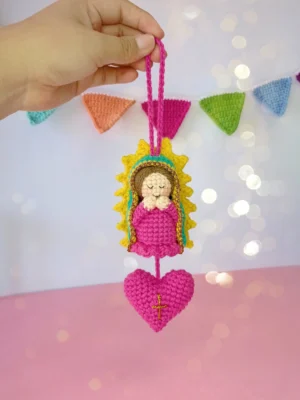 Virgencita Amigurumi con corazón colgante