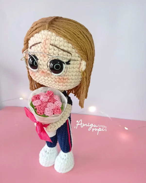 Amigurumi con Ramo de Rosas